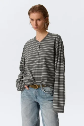 Boxy Long-Sleeved Henley T-Shirt – Striped Dark Grey