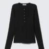 Fitted Long-Sleeved Henley Top – Black