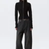 Fitted Long-Sleeved Mock-Neck Zip Top – Black