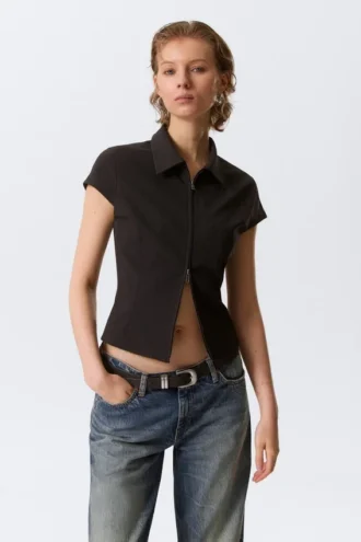 Fitted Short-Sleeved Zip Top – Striped Black