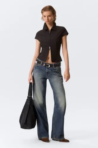 Fitted Short-Sleeved Zip Top – Striped Black