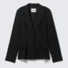 Fitted Single-Breasted Blazer – Black