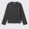Great Boxy Graphic Long Sleeve T-Shirt – Dark Grey – Tristar