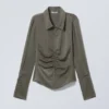Long-Sleeved Fitted Satin Shirt – Dark Mole