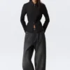 Long-Sleeved Fitted Zip Shirt – Black