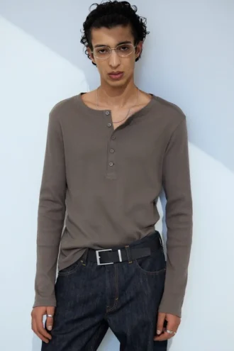 Long-Sleeved Henley T-Shirt – Dark Mole