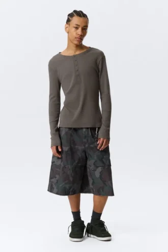 Long-Sleeved Henley T-Shirt – Dark Mole