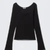 Long-Sleeved Slim Fit Scoop Neck Top – Black
