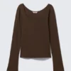 Long-Sleeved Slim Fit Scoop Neck Top – Dark Brown