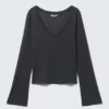 Long-Sleeved V-Neck Top – Washed Black