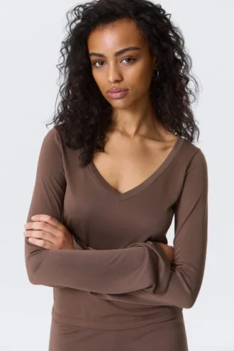 Long-Sleeved V-Neck Top – Washed Mole