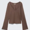 Long-Sleeved V-Neck Top – Washed Mole