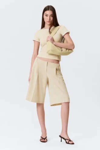 Loose Low Rise Three-Quarter Length Suiting Shorts – Light Beige