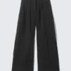 Low Rise Wide Leg Crinkled Trousers – Black