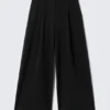 Low Rise Wide Leg Pleated Suiting Trousers – Black