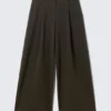 Low Rise Wide Leg Pleated Suiting Trousers – Dark Brown