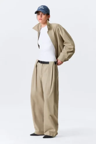 Low Rise Wide Leg Pleated Trousers – Beige