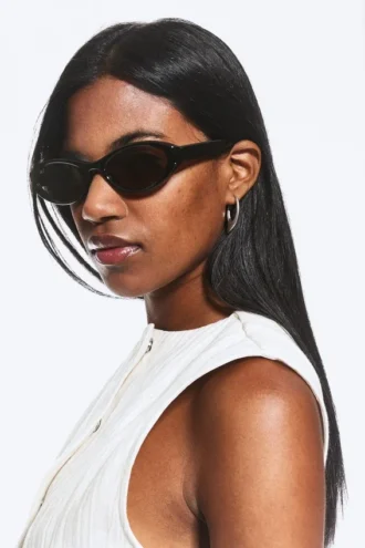 Oval Sunglasses – Black – Brown Lenses