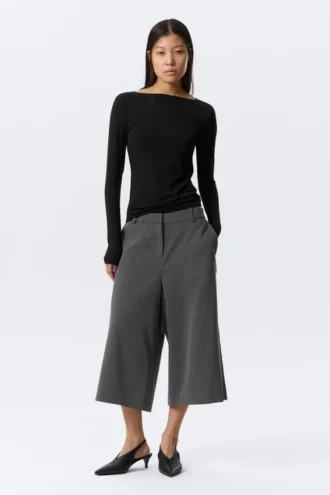 Slim Long-Sleeved Open Back Top – Black