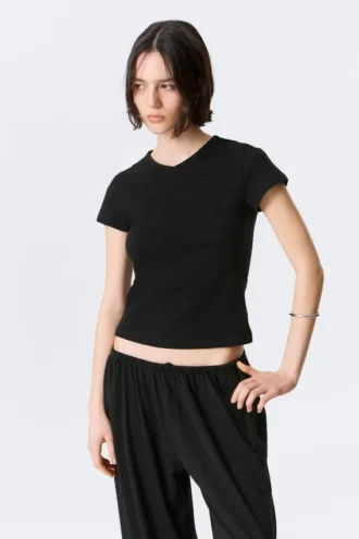 Slim Short-Sleeved V-Neck T-Shirt – Black