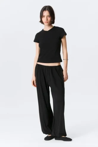 Slim Short-Sleeved V-Neck T-Shirt – Black