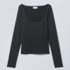 Tea Scoop Neck Long Sleeve Top – Black